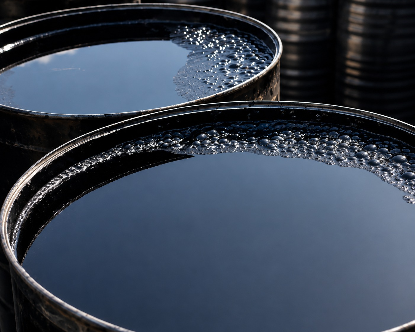 Bitumen drums, liquid surface